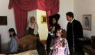 Im Märchenfilm Aschenputtel spielt Simone Thomalla die böse Stiefmutter, die ihrer Stieftochter Marie (Emilia Schüle) schlimm zusetzt. Foto: ZDF