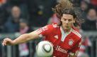 Er brach den Bann: Daniel van Buyten, hier gegen den Mainzer Aristide Bancé, erzielte per Kopf das 1:0 für die Bayern - bereits sein fünftes Saisontor.
 Foto: ddp