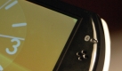 Die PSPgo funkt auch per Bluetooth, die kleine Statuslampe auf der Slideroberseite leuchtet blau, wenn Daten übertragen werden. Wer mit seinem Blick diese Detail betrachtet, dem fällt zugleich auf: Die Klavierlackoptik ist zwar schön, aber für Leute mit Putzfimmel bedeutet sie Stress, denn Fettfinger sind Dauerbegleiter. Foto: news.de