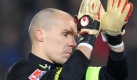 Der Torhüter von Hannover 96, Robert Enke, klatscht in der AWD Arena in Hannover nach dem Spiel gegen den Hamburger SV den Fans zu (Foto vom 08.11.2009). Enke starb am Dienstag (10.11.2009) bei einem Zugunglück in Eilvese bei Neustadt am Rübenberge. Beim Tod von Enke deuten die ersten Erkenntnisse auf einen Selbstmord hin. Dies teilte die Polizei am Dienstagabend mit. Er sei gegen 18.25 Uhr an einem Bahnübergang bei Neustadt-Eilvese von einem Zug erfasst und tödlich verletzt worden. Foto: Jochen Lübke dpa/lni +++(c) dpa - Bildfunk+++ Foto: dpa