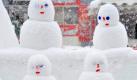epa02568449 Snowmen are getting covered with more snow on the opening day of the Sapporo Snow Festival at Odori Park avenue, in Sapporo, northern Japan, 7 February 2011. More than 2.4 million people visited the week-long festival last year and city officials estimate almost same turnout for this year event. About 250 snow and ice sculptures are displayed in the festival and 140 of them are in Odori Park venue. EPA/KIMIMASA MAYAMA +++(c) dpa - Bildfunk+++ Foto: dpa