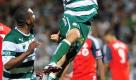 Abflug: Santos Laguna-Spieler Oribe Peralta freut sich im mexikanischen Torreon über einen Treffen gegen den FC Toronto. Foto: Miguel Sierra Foto: dpa