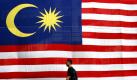  A man walks past a giant Malaysian national flag in Kuala Lumpur, Malaysia, Wednesday, Aug. 25, 2010. Malaysia will celebrate its 53rd National Day on Aug. 31. (AP Photo/Lai Seng Sin)







 Foto: ap