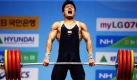 Der Chinese Lu Xiaojun hebt 77 Kilogramm während der Weltmeisterschaften im Gewichtheben in Koyang, Südkorea. Er gewann damit den Titel und stellte zudem mit 378 Kilogramm in der 77-kg-Klasse der Männer einen Weltrekord auf. Foto: dpa