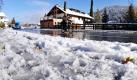 Im oberbayerischen Ruhpolding dürften sich derzeit besonders Radfahrer über geräumte Straßen freuen. Denn dort streckt Väterchen Frost bereits seine Fühler aus. Aber der Schnee wird nicht lange bleiben, für die nächsten Tage ist sonniges und trockenes Wetter angesagt.
 Foto: dapd