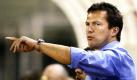 Der in einen Rosenkrieg mit seiner 22-jährigen Frau Liliana verstrickte Ex-Fußballer Lothar Matthäus zeigt sich mit einer neuen Begleiterin. Die Bild-Zeitung berichtet, der 49-Jährige tröste sich mit einer langjährigen Bekannten - einer 37-Jährigen, die in München ein Selbstbräunungsstudio betreibe und Mutter eines elfjährigen Sohnes sei. Bild zitiert Matthäus dazu: Ich kenne Claudia noch aus meiner aktiven Zeit beim FC Bayern, also schon seit 14 Jahren. Jetzt habe ich sie zufällig wieder getroffen, und wir haben uns zum Abendessen verabredet. Foto: dpa
