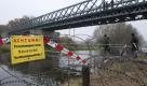 Eine Stacheldraht-Sperre mit Nato-Draht an der Jetzel-Brücke zwischen Hitzacker und Dannenberg: Im Vorfeld des geplanten Castor-Transports Ende November haben im Wendland die Sicherungsmaßnahmen begonnen. Foto: dapd