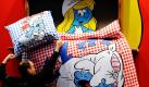Mit schlumpfiger Bettwäsche wird auf der Messe Heimtextil in Frankfurt am Main der Stand von Vespo aus Eindhoven (Niederlande) dekoriert. Mit mehr als 2500 Ausstellern startet an diesem Mittwoch die Frankfurter Messe. Bis Samstag werden auf der weltweiten Leitmesse Trends bei Gardinen, Bettwäsche, Tapeten oder Teppichen gezeigt.  Foto: dpa