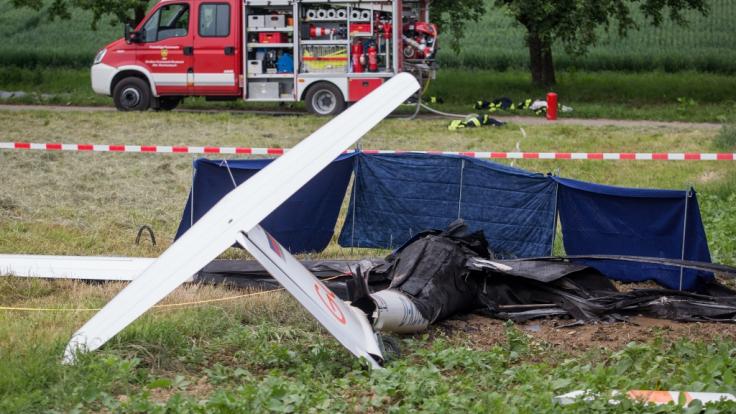 In Baden-Württemberg sind am Sonntag zwei Piloten ums Leben gekommen, als ihre Kleinflugzeuge in Mosbach bei Heilbronn und in Nürtingen bei Reutlingen abstürzten.