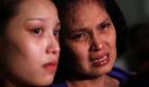 Filipino Imelda de Ocampo Teniola (rechts), die ihre Tochter Iris bei der gestrigen Explosion eines Busses in Manila verloren hat und ihre zweite Tochter geben eine Pressekonferenz in Quezon City. Die Bombe, die fünf Menschen in den Tod riss, war nach Polizeiangaben den Sprengsätzen ähnlich, die bei früheren Anschlägen von muslimischen Rebellen genutzt wurden. Die Explosion wurde durch ein Handy ausgelöst. Verdächtige konnten noch nicht ermittelt werden.  Foto: dpa