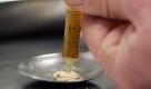 Um schwer Abhängige aus der Kriminalität zu holen, hat der Bundestag im Mai 2009 Heroin auf Krankenschein zugestimmt. Wer seit mehr als fünf Jahren an der Nadel hängt, zwei erfolglose Therapien hinter sich hat und mindestens 23 Jahre alt ist, kann synthetisches Heroin unter ärztlicher Aufsicht spritzen. Foto: dpa