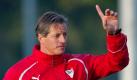 Der neue Cheftrainer des VfB Stuttgart, Jens Keller, gestikuliert am Mittwoch (13.10.2010) in Stuttgart während eines Mannschaftstrainings. Nach der Trennung von Christian Gross ist dessen bisheriger Assistent Jens Keller beim Fußball-Bundesligisten VfB Stuttgart zum Cheftrainer befördert worden. Der 39 Jahre alte Keller wird den VfB erstmals hauptverantwortlich beim Auswärtsspiel am Samstag beim Spiel gegen FC Schalke 04 betreuen. 
 Foto: dpa