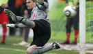 Auch am 3:1 ist Petric beteiligt. Kölns Torwart Faryd Mondragon hat beim Elfmeter des Kroaten keine Chance - er springt in die falsche Ecke. Foto: ddp