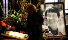 Eine Frau trägt sich in das Kondolenzbuch für Loki Schmidt, die langjährige Ehefrau des ehemaligen Kanzlers Helmut Schmidt, in Hamburg ein. Loki Schmidt, die 91 Jahre alt wurde, wurde 1919 als Hannelore Glaser in Hamburg geboren und starb am Donnerstag in ihrem Heim in der nördlichen Hafenstadt. Foto: dapd