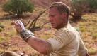 Jake Lonergan (Daniel Craig) wacht in der Prärie auf und trägt ein seltsames Armband, angeschossen ist er auch noch. Das riecht nach Ärger und den gibt es im Film Cowboys  Aliens reichlich. Foto: Paramount