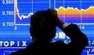 Ein japanischer Geschäftsmann beobachtet die fallenden Kurse des Nikkei in Tokio. Der Index verlor 2,3 Prozent. Foto: ap