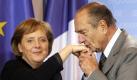 Ist der Handkuss nicht schon seit Goethes Zeiten ausgestorben? Angela Merkels Lachen jedenfalls hängt irgendwo zwischen seelig und debil in der Luft, als sie die Zuneigung von Frankreichs Ex-Präsident Jacques Chirac entgegennimmt.  Foto: dpa
