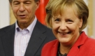 Bundeskanzlerin Angela Merkel (CDU) wirft am Sonntag (27.09.09) in Berlin im einem Wahllokal neben ihrem Ehemann Joachim Sauer ihren Stimmzettel fuer die Bundestagswahl 2009 in eine Wahlurne. Ueber 62 Millionen Wahlberechtigte sind am Sonntag in Deutschland aufgerufen, fuer die naechsten vier Jahre einen neuen Bundestag zu waehlen. Zur Wahl treten 27 Parteien und 3556 Kandidaten an, die um mindestens 598 Mandate kaempfen. (zu ddp-Text) (weitere Bilder unter http:/ / www.dfd-images.com) Foto: Michael Gottschalk/ ddp Foto: ddp