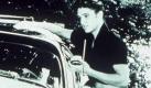 (FILES) Undated handout photo shows US rock star Elvis Presley with his 1956 Lincoln Continental. Elvis, the 'King of Rock 'n Roll' who died 16 August 1977 would have turned 75 years old on 08 January 2010. EPA/- EDITORIAL USE ONLY/NO SALES +++(c) dpa - Bildfunk+++  Foto: dpa