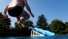 Nach dem überraschenden Comeback des Sommers reagieren auch die Sommer-Gewerbe: In Freiburg öffneten die Freibäder wieder ihre Tore. Auch die Eisläden können ihre Einbußen des Sommers wieder reinholen. Foto: dpa