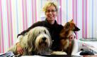 Mit ihren Hunden Higgins und Eliza sitzt Natalie Leneweit in ihrem neu eröffneten Reisebüro für Hundebesitzer im schleswig-holsteinischen Kellinghusen. Ihr Unternehmen Urlaubshund richtet sich ausschließlich an Reisende die zusammen mit ihren Vierbeinern eine Urlaubsreise buchen wollen. Foto: dpa