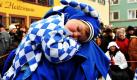 Der kleine Paul verschläft den Sturm auf das Rathaus  in Staufen auf dem Rücken seines Vaters. Am Schmotzige Dunschtig, dem ersten Höhepunkt der schwäbisch-alemannischen Fastnacht, übernehmen in vielen Teilen Baden-Württembergs die Narren die Macht. 
 Foto: dpa