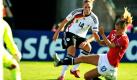 Kim Kulig (l.) gehört zu den Neulingen im Team von Silvia Neid. Sie feierte erst vor einem Jahr ihr Debüt im DFB-Trikot. In bisher 15 Länderspielen schoss die Mitteldfeldakteurin drei Tore und holte mit Deutschland den Europameistertitel 2009. Kulig ist mit 19 Jahren die Zweitjüngste im Kader und macht derzeit ihr Abitur. Foto: dpa