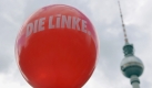 Ein Luftballon der Partei Die Linke schwebt in Berlin bei der Abschlusskundgebung der Partei Die Linke vor der Bundestagswahl am Alexanderplatz neben dem Fernsehturm. Foto: ap