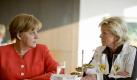 Bundeskanzlerin Angela Merkel (l) fachsimpelt bei der WM mit Bundestrainerin Silvia Neid. Foto: dpa