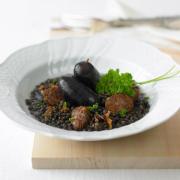 Traditionell wird dieses Gericht mit Morcilla Würsten gekocht. Alternativ kann man kleine Blutwürste verwenden.