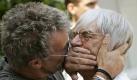 Und für schüchterne Männer die Hand-Variante - vorgeführt von Eddie Jordan (links) und Bernie Ecclestone. Foto: dpa