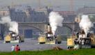 Historische Raddampfer der Sächsischen Dampfschiffahrt fahren in Dresden auf der Elbe bei der traditionellen Dampferparade vom Terrassenufer im Zentrum von Dresden in Paradeformation nach Pillnitz und wieder zurück. Dabei verfolgen zahlreiche Schaulustige das Spektakel von den Elbwiesen aus. Die Sächsische Dampfschiffahrt verfügt über die größte und älteste Raddampferflotte der Welt.


 Foto: ddp