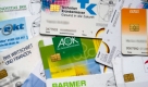 ARCHIV: Krankenversichertenkarten von privaten und gesetzlichen Krankenversicherungen, aufgenommen in Berlin (Foto vom 10.06.09). Die Krankenkassen wollen nach der Bundestagswahl offenbar Aenderungen am Gesundheitsfonds durchsetzen. Konkret geht es einem Bericht der Tageszeitung 'Die Welt' (Mittwochausgabe vom 15.07.09) zufolge um den Zusatzbeitrag, den die Kassen von ihren Versicherten nehmen muessen, wenn das Geld aus dem Fonds nicht reicht. (zu ddp Text) Foto: Michael Kappeler/ ddp Foto: ddp
