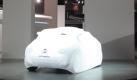 Citröen: Das Show Car Lacoste wurde gemeinsam mit dem gleichnamigen Modelabel entwickelt. Das skurrile Spaßmobil sieht wie ein überdimensionierter Golfwagen aus, hat keine Türen und erfordert beim Einsteigen von den ganz in weiß gekleideten Models, die als Passagiere posieren, abenteuerliche Verrenkungen. Foto: pi