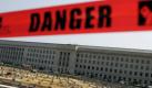 Ein Transparent mit der Aufschrift «Danger» (Gefahr) ist vor dem Pentagon in Washington zu sehen. Foto: dpa