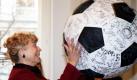 Gesine Schwan, Schirmherrin der Globalen Bildungskampagne in Deutschland, spielt in Berlin mit einem großen Fußball. Schwan übergab eine überdimensionale Schiefertafel an Entwicklungsminister Dirk Niebel, auf der symbolisch die Stimmen von 18 Millionen Menschen aus aller Welt festgehalten sind, die in der weltweiten Aktion 1GOAL - Bildung für alle! zur Fußballweltmeisterschaft 2010 gesammelt wurden. Der Fußball erinnert an das Projekt.  Foto: dpa