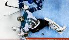 Maxim Lapierre von den Vancouver Canucks schafft es in der zweiten Spielzeit eines Playoff-Spiels im kanadischen Vancouver, dem finnischen Torwart Antti Niemi von den San Jose Sharks den Puck durch die Beine zu schlagen. Am Ende gewannen die Gastgeber mit 3:2. Foto: dapd