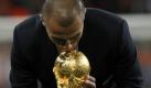 Der Kapitän des amtierenden Weltmeisters Italien, Fabio Cannavaro, muss den Weltpokal wieder abgeben. Das fällt ihm sichtlich schwer. Er trug die Trophäe vor dem Anstoß des Endspiels Niederlande gegen Spanien ins Soccer-City-Stadion in Johannesburg. Foto: ap