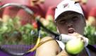 Match in Korea: Alisa Kleybanova aus Russland schlägt den Ball zu ihrer Gegnerin Agnes Szavay aus Ungarn. Foto: ap