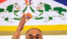 Der Dalai Lama spricht am Freitag, 16. Mai 2008, bei einer Pressekonferenz im Rathaus in Bochum vor einer Tibet Flagge zu den Anwesenden. Das geistliche Oberhaupt der Tibeter haelt sich fuer einen fuenftaegigen Besuch in Deutschland auf. (AP Photo/Martin Meissner) --- Tibetan spiritual leader the Dalai Lama gestures as he speaks in front of a Tibet flag to the participants of a press conference in Bochum, western Germany, Friday, May 16, 2008. The Dalai Lama is on a five-days visit to Germany. (AP Photo/Martin Meissner) Foto: ap