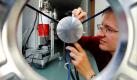 Der Physiker Gabriel Zieger stellt das optische System einer passiven Tetrahertz-Sicherheitskamera am Institut für Photonentechnologie in Jena ein. Die schnelle und kryogenfreie Weltneuheit nutzt Tetrahertzwellen um versteckte Objekte wie Waffen oder explosive Objekte ausfindig zu machen. Die Kamera ist eine Alternative zu konventionellen Körperscannern für Sicherheitsuntersuchungen an Flughäfen und in Stadien.  Foto: dapd