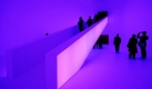 Journalisten schauen sich in Wolfsburg im Kunstmusem während einer Vorbesichtigung die Installation Bridget Bardo des US-amerikanischen Künstlers James Turrell an. Die Objekte sind ab Samstag bis zum 5. März 2010 im Kunstmuseum in Wolfsburg zu sehen. Foto: ddp