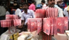 Auf diesem Markt in Dhaka (Bangladesch) kann man Geld kaufen. Während des Ramadans kaufen Moslems dort gegen einen geringen Aufpreis druckfrische Banknoten und verteilen sie an Kinder und Bedürftige. Foto: ap