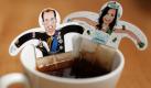 Hamburg. Für eine Fotoillustration stehen in einer Tasse Teebeutel mit Figuren des britischen Thronfolgers Prinz William und seiner Verlobten Kate Middleton. Die Firma Donkey Products hat die KATEA-Teebeutel aufgrund des boomenden Geschäfts mit royalen Souvenirs entwickelt. Foto: dapd