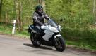 Ein Herz für die Kleinen: Ab 1,80 Metern Körpergröße fühlt sich der Pilot etwas beengt auf der Kawasaki. Kleinere Zeitgenossen haben leichtes Spiel mit der ER-6f. Foto: auto.de