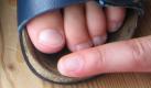 Auch Sandalen müssen passen. Mindestens 12 mm sollten die Zehen vorn Spielraum haben. Foto: kinderfuesse.com