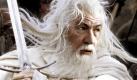 ARCHIV - Der Zauberer Gandalf der Weiße (Ian McKellen) zieht im Kinofilm 'Der Herr der Ringe: Die Rückkehr des Königs' mit seinem Schwert in den Kampf (Szenenfoto). Sir Ian McKellen gilt als einer der wandlungsfähigsten Schauspieler und zählt zu den führenden britischen Mimen seiner Generation. Am 25. Mai feiert der Künstler seinen 70. Geburtstag. Foto: Warner (zu dpa-Korr. 'Gandalf-Darsteller Sir Ian McKellen wird 70' am 24.05.2009 - Wiederholung vom 19.05.2009) ACHTUNG: Verwendung nur für redaktionelle Zwecke im Zusammenhang mit der Berichterstattung über diesen Film! +++(c) dpa - Bildfunk+++
 Foto: dpa