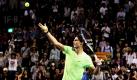 US Open-Gewinner Rafael Nadal spielt seinen Fans einen Ball zu, nachdem er gegen Santiago Giraldo aus Kolumbien bei den  Rakuten Japan Open in Tokio mit 6:4 und 6:4 gewonnen hat. Foto: ap
