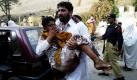 Ein Mann bringt ein verletztes Opfer eines Selbstmordanschlags am Rande der Freitagsgebete in einer Moschee in der Provinz Khyber-Pakhtunkhwa in Pakistan in Sicherheit. Die Bombe des Selbstmordattentäters tötete mindestens 40 Moscheebesucher und verletzte 70 weitere Menschen. Foto: dpa