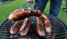 Thüringer Rostbratwürste liegen auf einem Holzkohlegrill in einem Garten in Weimar (Archivfoto vom 03.04.2009). Bei dem Wort Krise denken die Grillhersteller höchstens an eine verkohlte Bratwurst. Aber nicht an tiefrote Zahlen, Stellenabbau und Insolvenzen. Das Geschäft in der millionenschweren Branche für den Fleischgenuss unter freiem Himmel läuft - auch bei wechselhaftem Sommerwetter - äußerst stabil. Trotz Wirtschaftskrise werden Gewinne erwartet.
 Foto: dpa